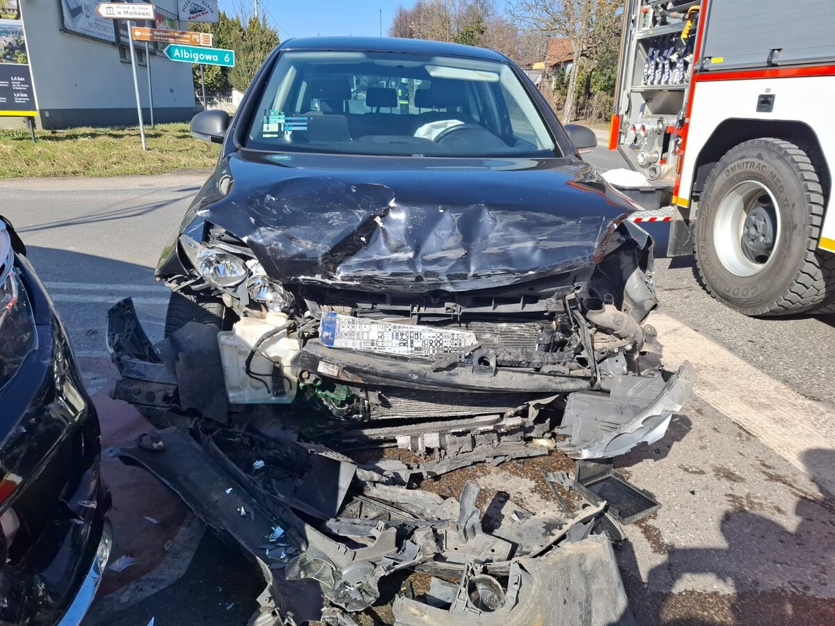 Lokalna Gazeta Internetowa 9 Policjanci Na Miejscu Wypadku Trzech Samochodów Osobowych W Markowej Na Drodze Wojewódzkiej Nr 881.