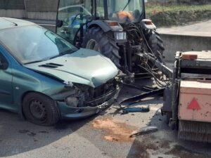 Służby ratunkowe na miejscu wypadku na drodze krajowej nr 94 w Łańcucie