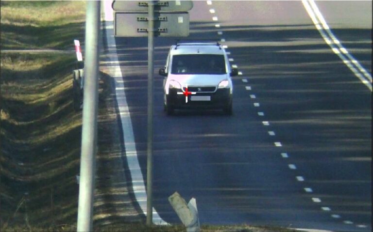 Policyjny pomiar prędkości pojazdu marki Peugeot podczas kontroli drogowej w miejscowości Nowosielce.