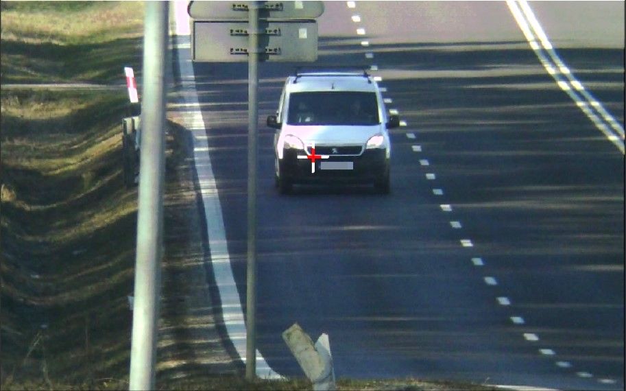 Policyjny pomiar prędkości pojazdu marki Peugeot podczas kontroli drogowej w miejscowości Nowosielce.