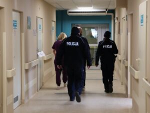 Policjanci podczas ćwiczeń służb ratunkowych "Szpital 2026" na terenie szpitala w Łańcucie.