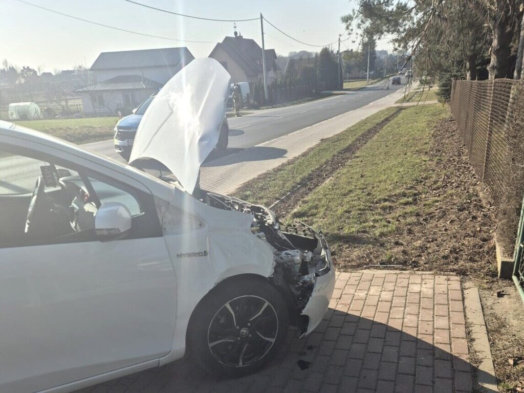 Policjanci na miejscu kolizji w Urzejowicach z udziałem ciągnika rolniczego i samochodu osobowego.