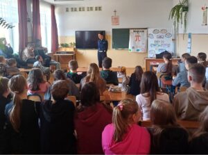 Policjanci prowadzą zajęcia z uczniami w Manasterzu na temat bezpieczeństwa i odpowiedzialności