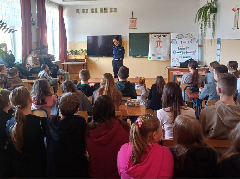 Policjanci prowadzą zajęcia z uczniami w Manasterzu na temat bezpieczeństwa i odpowiedzialności