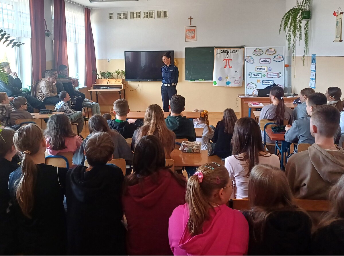 Policjanci Prowadzą Zajęcia Z Uczniami W Manasterzu Na Temat Bezpieczeństwa I Odpowiedzialności