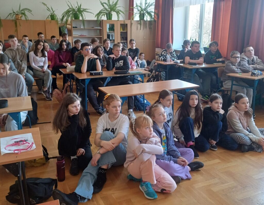 Policjanci Spotkali Się Z Uczniami W Manasterzu. Rozmawiali O Odpowiedzialności I Bezpieczeństwie