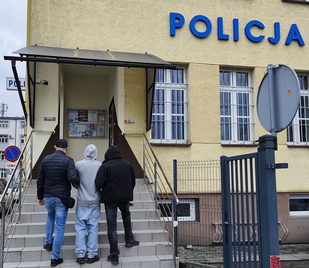 Policjanci wprowadzaja na komendę w Przeworsku kierowcę samochodu dostawczego