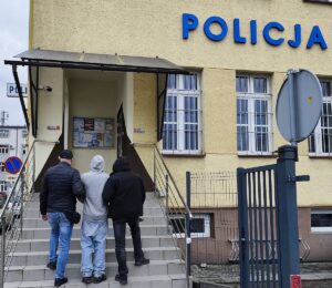 Policjanci wprowadzaja na komendę w Przeworsku kierowcę samochodu dostawczego