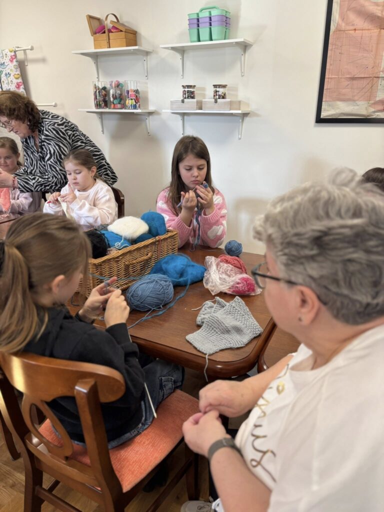 Kreatywne ferie w Przeworsku. W bibliotece powstają szydełkowe maskotki pod okiem ekspertów