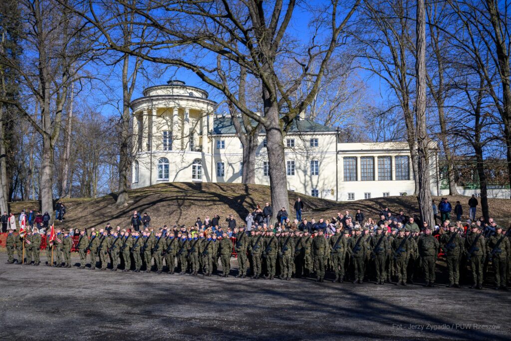 Przysięga terytorialsów w Zarzeczu. Ponad 70 żołnierzy 20 PBOT ślubowało przed pałacem