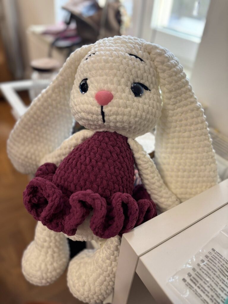 Kreatywne ferie w Przeworsku. W bibliotece powstają szydełkowe maskotki pod okiem ekspertów