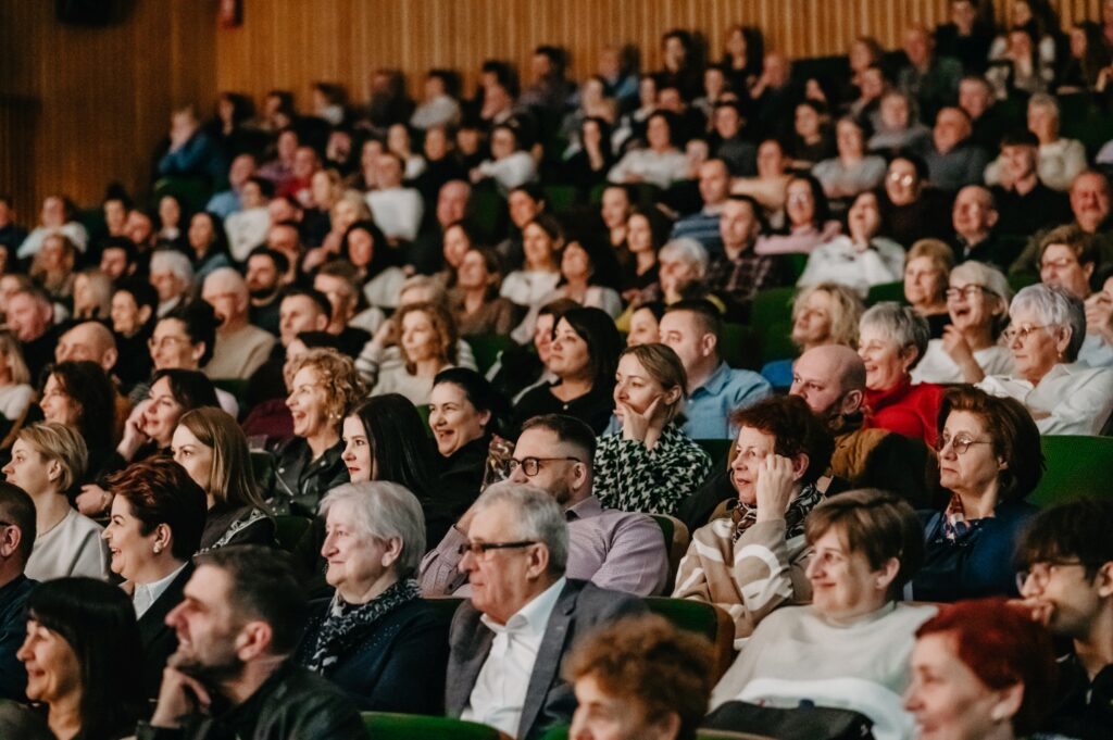 Owacje na stojąco po premierze "Co z tym LOVE?" w Przeworsku. Zobacz, kiedy kolejne spektakle