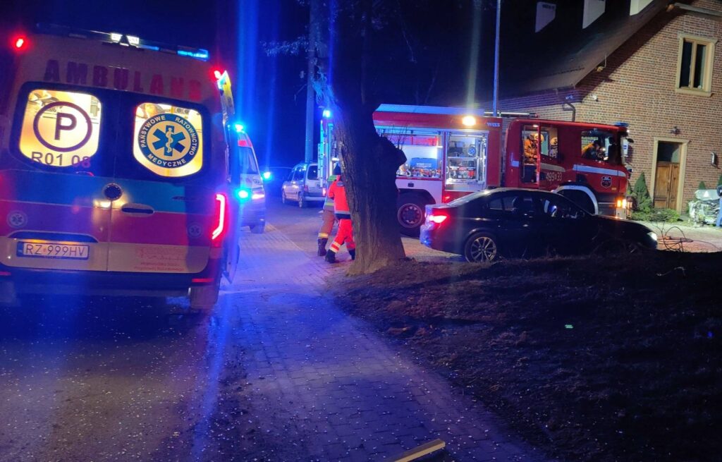 Wypadek drogowy w Markowej. Dwie osoby trafiły do szpitala