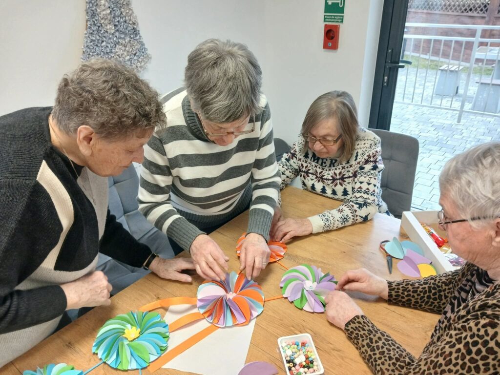 Wiosenny Klimat W Centrum Opiekuńczo-Mieszkalnym W Tryńczy. Seniorzy Tworzyli Kolorowe Dekoracje