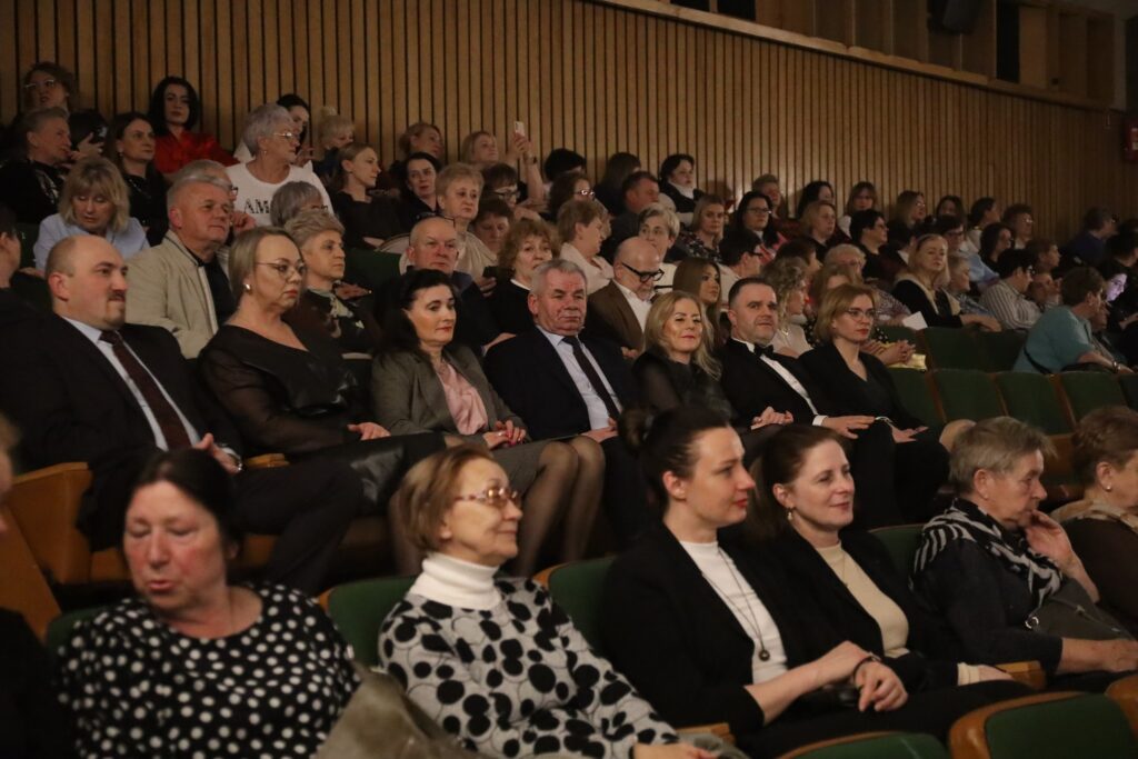 Muzyczna Podróż Od Opery Do Filmu. Sokolniccy Duett Wystąpili Dla Mieszkanek Przeworska