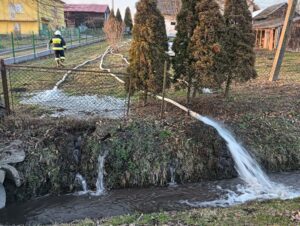 Strażacy podczas działań związanych z pompowaniem wody z zalanej posesji w miejscowości Łapajówka