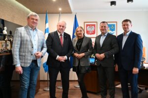 Spotkanie samorządowców w Urzędzie Gminy w Tryńczy z udziałem wicemarszałka Piotra Pilcha oraz przedstawicieli gminy Czarna.