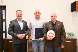 Wójt gminy Tryńcza Ryszard Jędruch podczas podpisania umów na wsparcie klubów sportowych w 2026 roku
