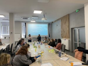 Szkolenie dla rodzin zastępczych z powiatu przeworskiego prowadzone przez Annę Zientarę w sali konferencyjnej