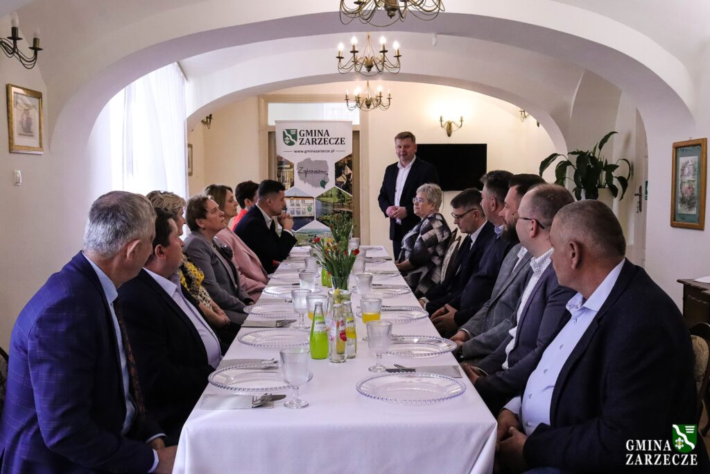 Sołtysi Z Gminy Zarzecze Uhonorowani. Spotkanie Z Okazji Ich Święta W Restauracji Parkowej