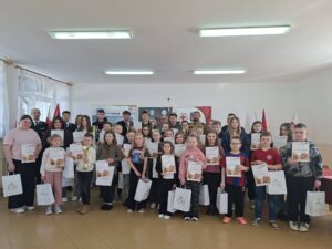 Uczestnicy gminnych eliminacji Ogólnopolskiego Turnieju Wiedzy Pożarniczej "Młodzież Zapobiega Pożarom" w Sieniawie