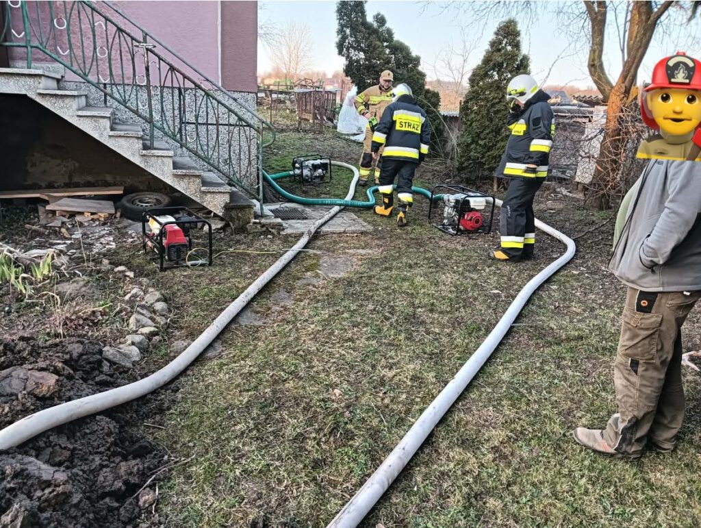 Strażacy Interweniowali Przy Zalanej Piwnicy W Łapajówce