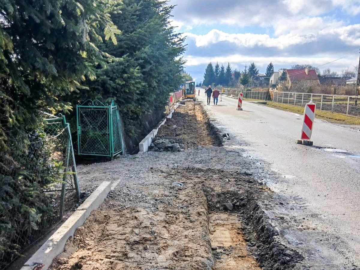 Prace Drogowe Prowadzone Przy Jednej Z Dr&oacute;g Powiatowych Na Terenie Powiatu Przeworskiego