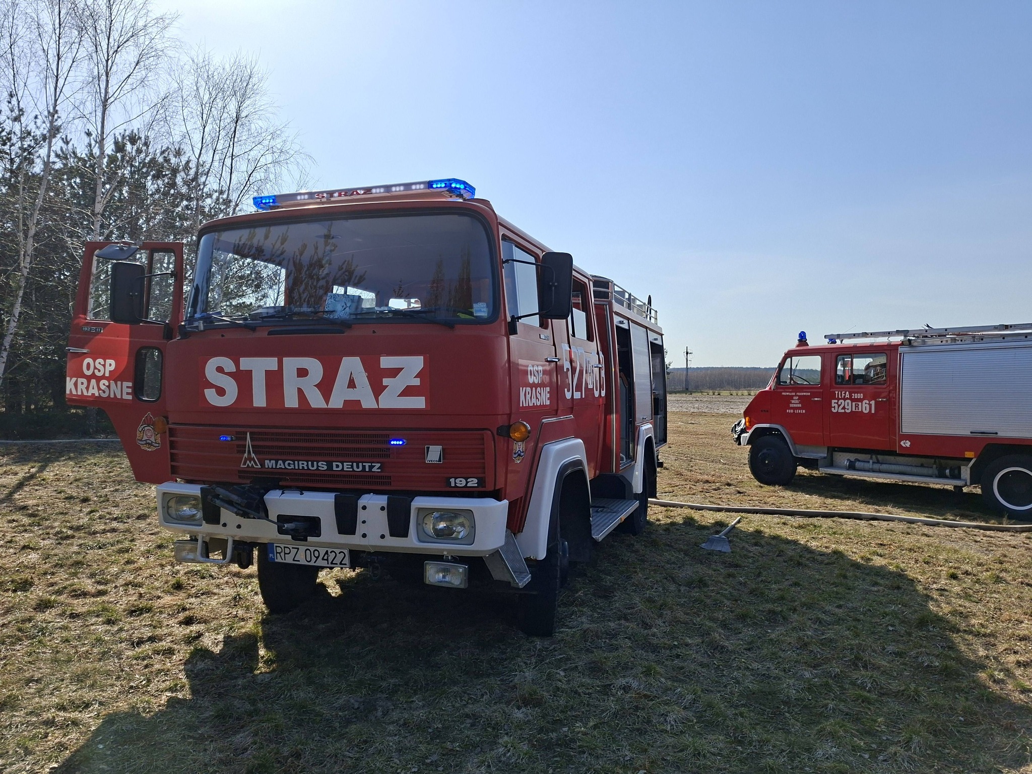 Samochody Straży Pożarnej Podczas Działań Przy Pożarze Traw I Młodnika W Miejscowości Majdan Sieniawski.