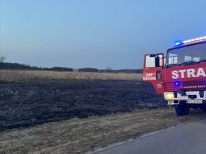 Samochód strażacki podczas działań przy pożarze suchych traw pomiędzy Dobczą a Cieplicami