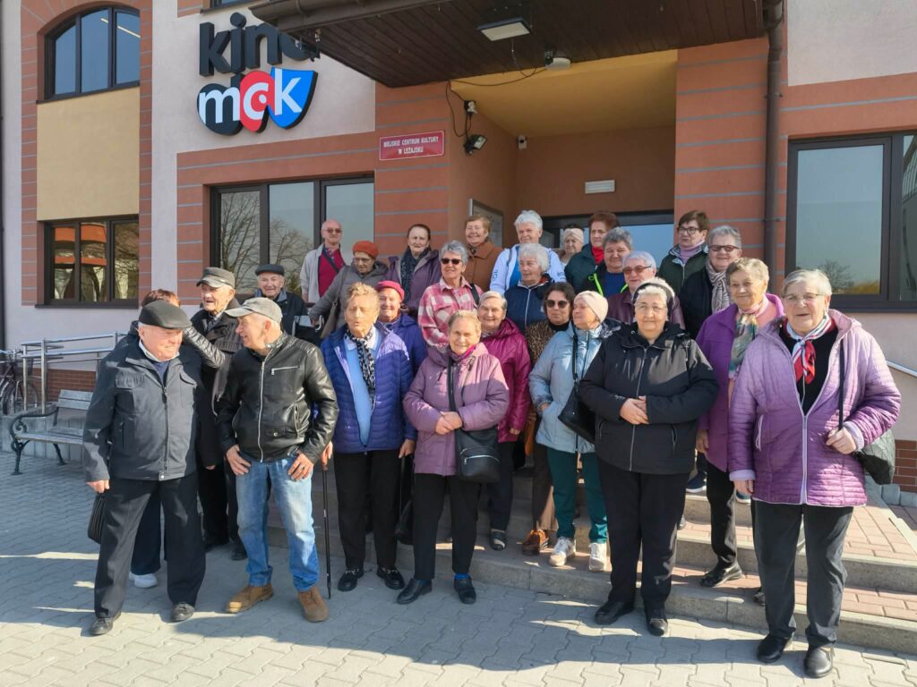 Seniorzy z gminy Tryńcza podczas wspólnego wyjazdu do kina w Leżajsku