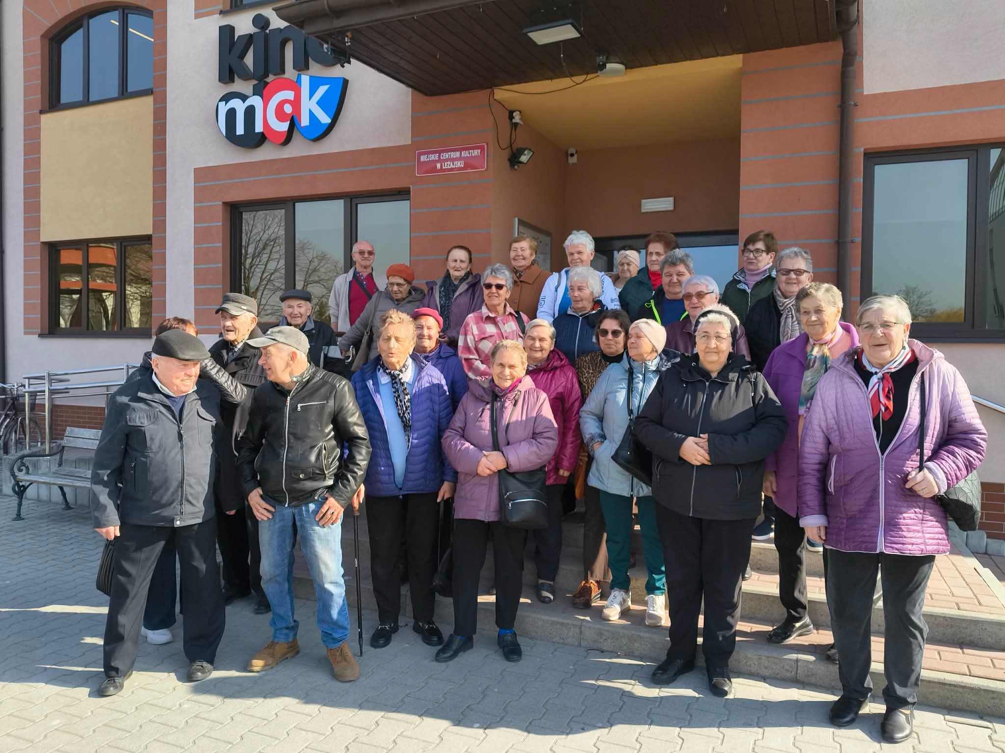 Seniorzy Z Gminy Tryńcza Podczas Wsp&oacute;lnego Wyjazdu Do Kina W Leżajsku