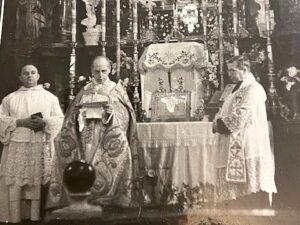 Ks. Włodzimierz hr. Szembek przy ołtarzu podczas uroczystości religijnej – archiwalne zdjęcie