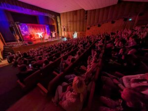 Spektakl „Co by było gdyby…?” w wykonaniu młodych aktorów na scenie MOK w Przeworsku.