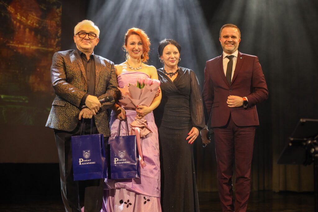 Występ artystów podczas koncertu w MOK w Przeworsku – publiczność i scena