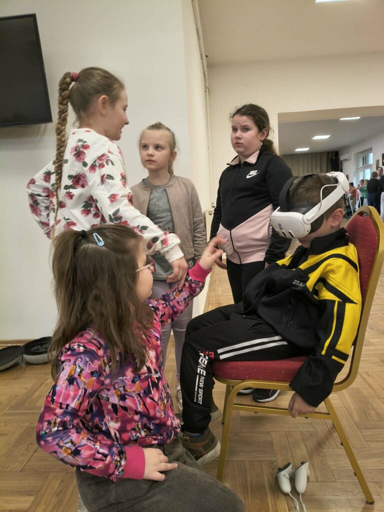 Seniorzy Z Gniewczyny Łańcuckiej Odkrywali Świat Vr. Nowoczesne Technologie W Klubie Senior+