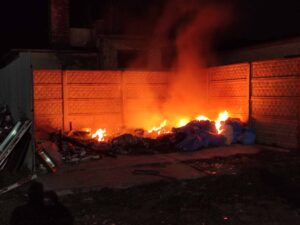 Strażacy gaszą pożar odpadów komunalnych w Sieniawie.