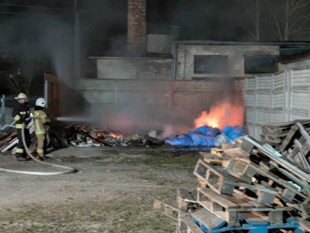 Pożar Odpadów Komunalnych W Sieniawie. Interweniowali Strażacy