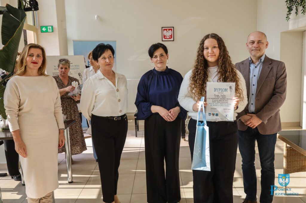 Uczestnicy konkursu oratorskiego w Oranżerii w Przeworsku podczas wystąpień