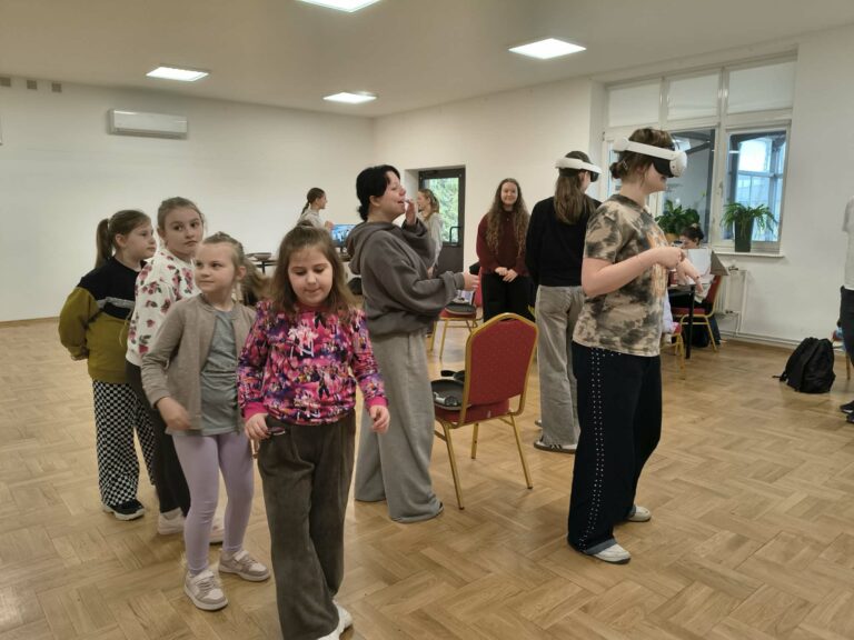 Seniorzy korzystający z okularów VR podczas pokazu w Gniewczynie Łańcuckiej