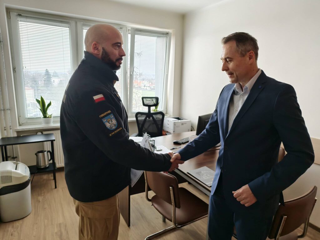 Wręczenie dyplomów po szkoleniu z zakresu ochrony ludności przez strażaka PSP w Przeworsku