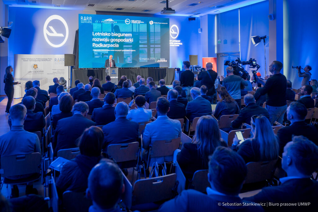 Uczestnicy konferencji o roli lotniska w rozwoju Podkarpacia podczas spotkania w Jasionce