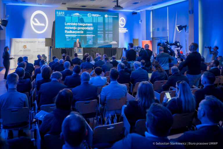 Uczestnicy konferencji o roli lotniska w rozwoju Podkarpacia podczas spotkania w Jasionce