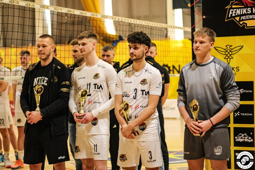 Zawodnicy Feniks Heron Przeworsk podczas dekoracji po zwycięstwie w turnieju I Ligi Podkarpackiej.
