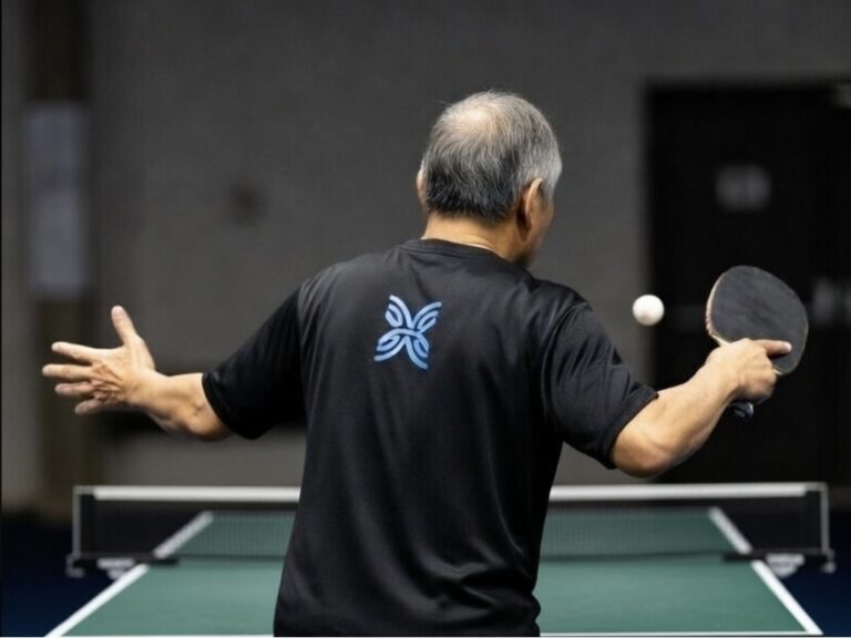 Seniorzy grający w tenisa stołowego podczas treningu rekreacyjnego