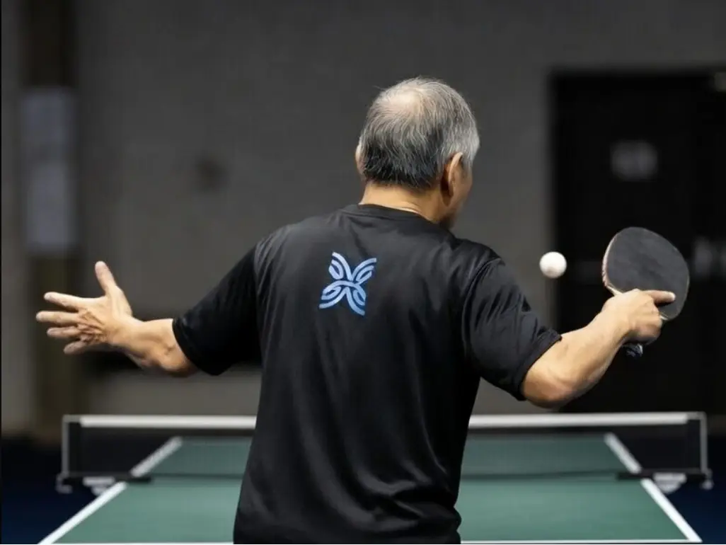 Lokalna Gazeta Internetowa 10 Seniorzy Grający W Tenisa Stołowego Podczas Treningu Rekreacyjnego