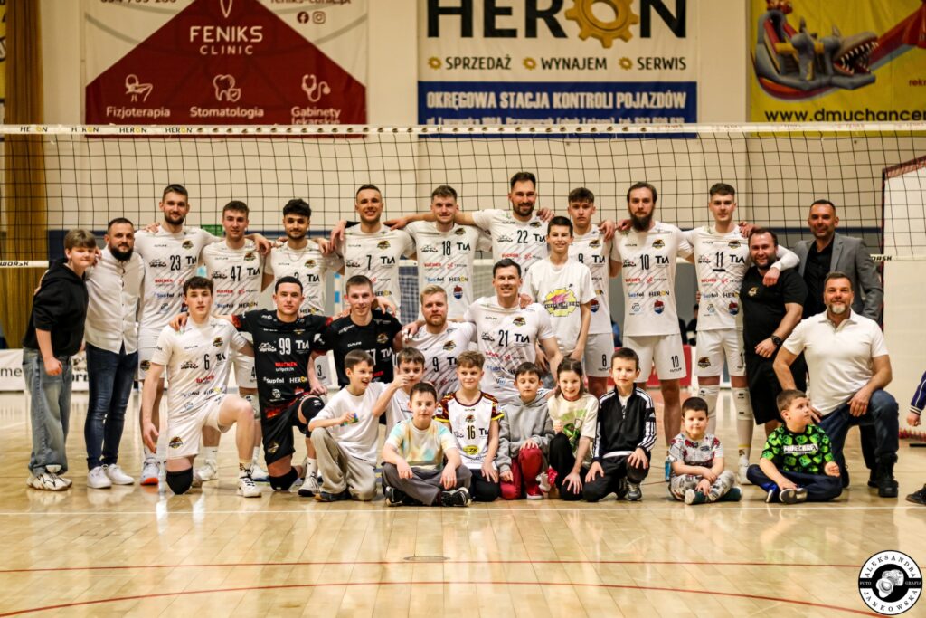 Złoto Dla Przeworska! Feniks Heron Mistrzem I Ligi Podkarpackiej W Siatkówce 1 Zawodnicy Feniks Heron Przeworsk Podczas Dekoracji Po Zwycięstwie W Turnieju I Ligi Podkarpackiej.