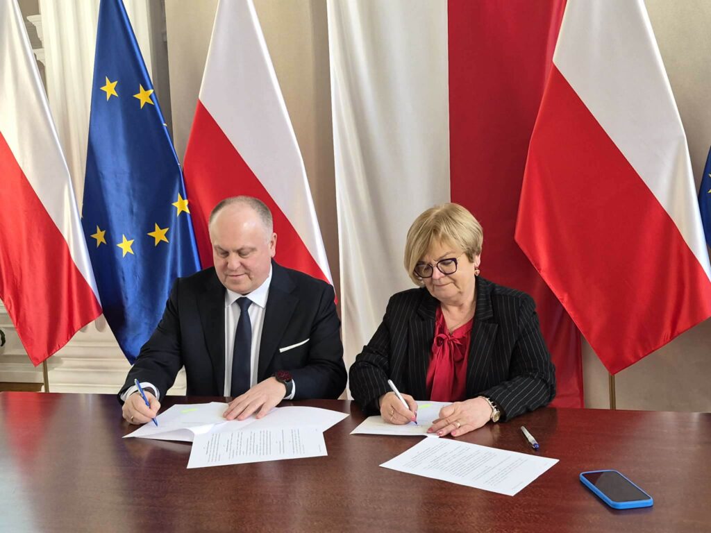 Podpisanie umowy na program „Posiłek w szkole i w domu” w Rzeszowie przez władze Przeworska