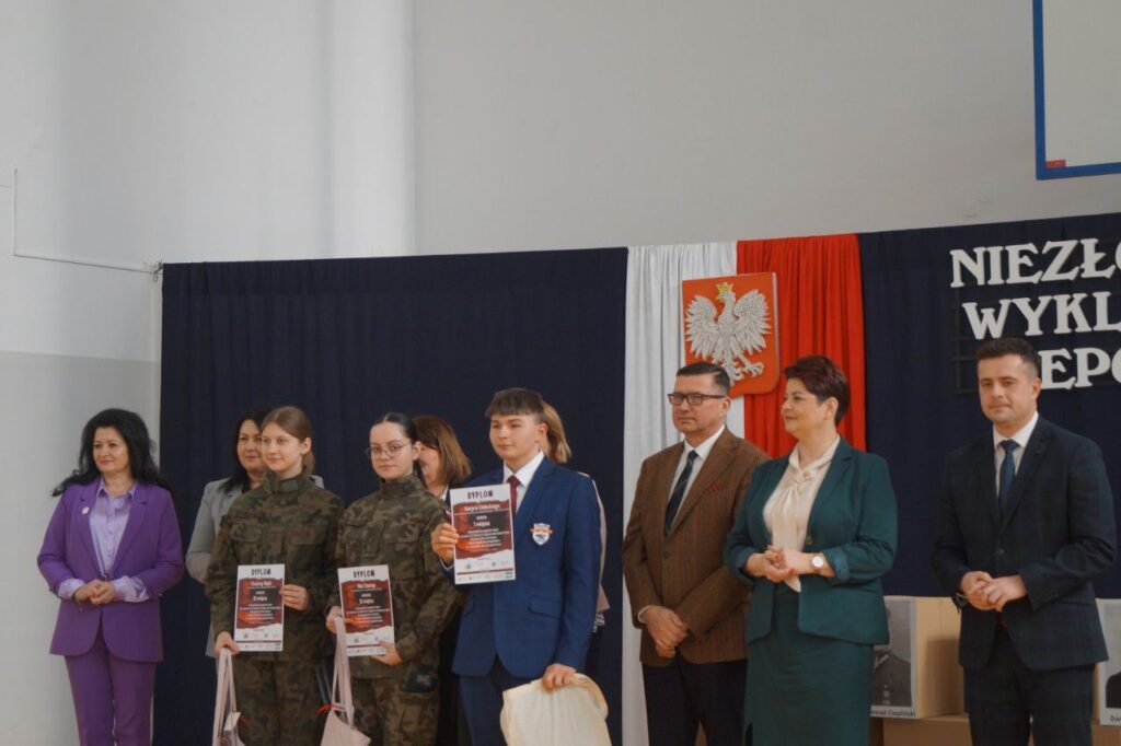 Sukces Uczennic Z Zarzecza W Konkursie Wojewódzkim. Stanęły Na Podium 1 Sukces Uczennic Z Zarzecza W Konkursie Wojewódzkim. Stanęły Na Podium