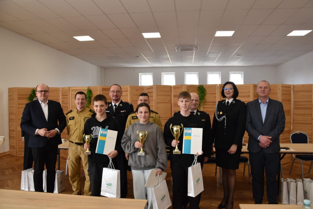 Uczestnicy eliminacji gminnych Ogólnopolskiego Turnieju Wiedzy Pożarniczej w remizie OSP Gać podczas wręczenia nagród