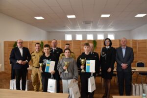 Uczestnicy eliminacji gminnych Ogólnopolskiego Turnieju Wiedzy Pożarniczej w remizie OSP Gać podczas wręczenia nagród